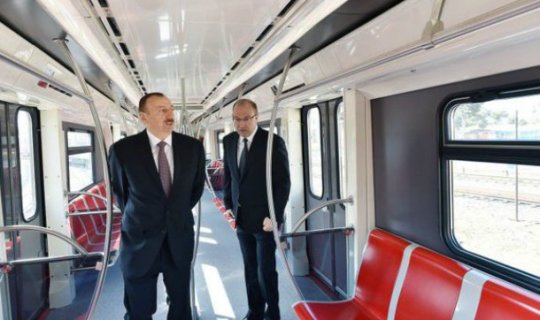 İlham Əliyev yeni metro qatarları ilə tanış oldu
