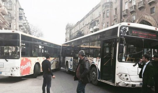 Yarışan avtobuslar toqquşdu