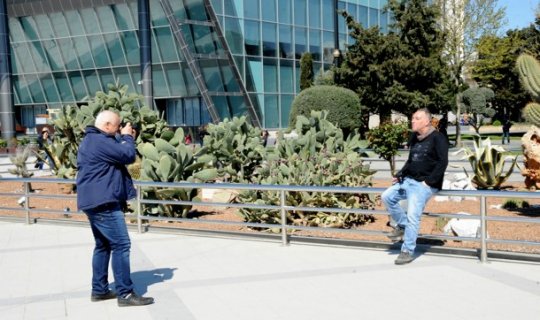 Turistlər Avropa Oyunları öncəsi Bakını gəzirlər