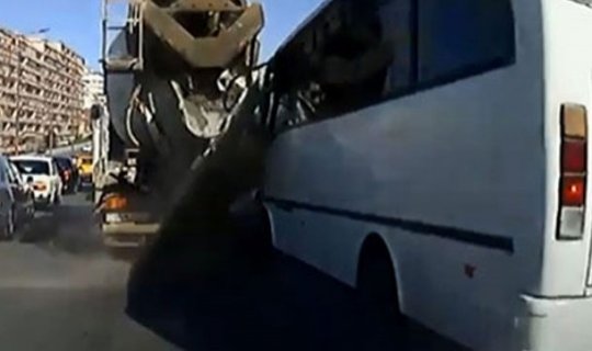 Bakıda avtobus betonqarışdıran maşına çırpıldı