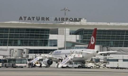 İstanbulda hava limanında tavan çökdü