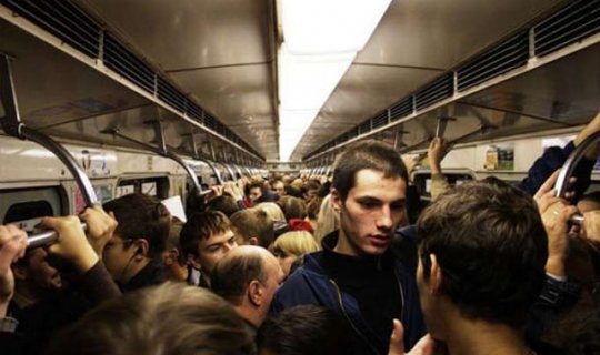 Bakı metrosunda qadınla oğlan dalaşdı