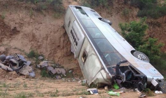 Çində avtobus uçuruma düşdü