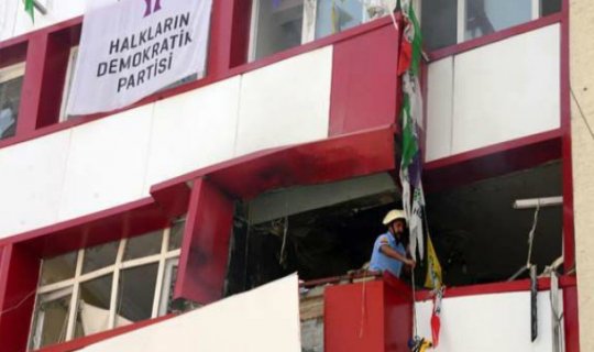 Türkiyənin kürdyönümlü partiyasının ofislərində partlayışlar