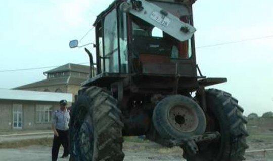 Sabirabadda traktor aşıb, sürücü ölüb