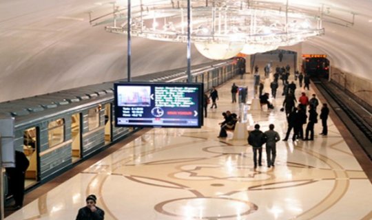 Bakı metrosunda biznes reklamları bərpa edildi