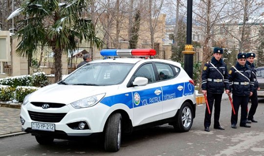 Polisdən qaçdı, maşını divara çırpdı