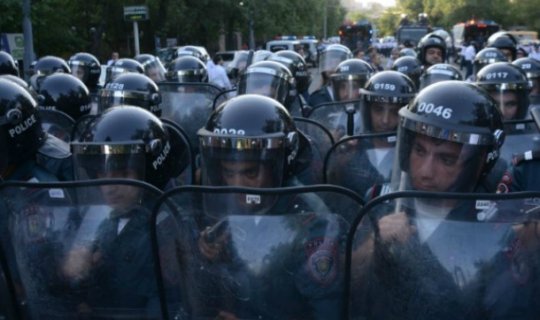 İrəvanda qarşıdurma: polis aksiyaçılara hücum etdi