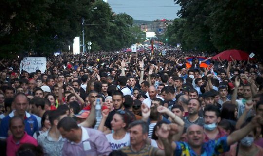 İrəvanda kütləvi etiraz aksiyaları davam edir