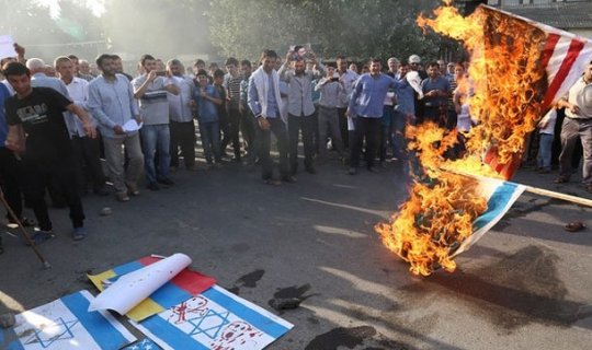 Bakıda bayraqlar yandırıldı- ABŞ, İsrail, Britaniya