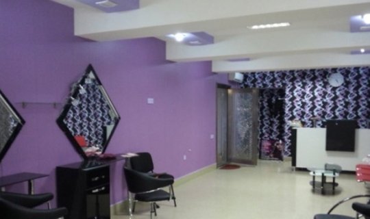 Gözəllik salonunda qadına qarşı