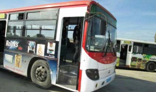 Avtobus oğlanın ayağının üstündən keçdi