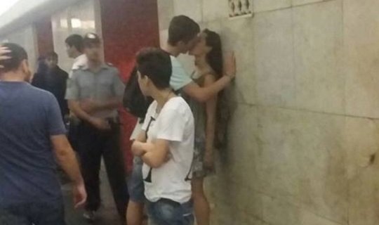 Bakı metrosunda turist gənclər öpüşdü, polis isə...