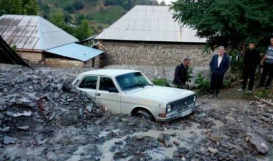 Qəbələdə sel - Evlər və maşınlar zədələndi