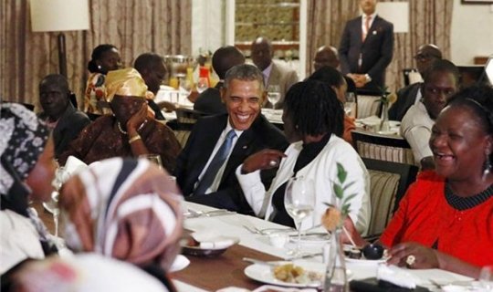 Obama nənəsi ilə yeməkdə