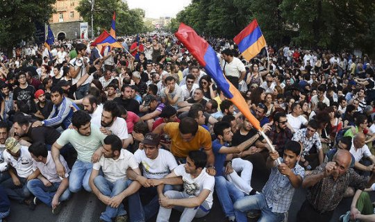 Etirazçılar Yerevanın əsas meydanına qayıdırlar