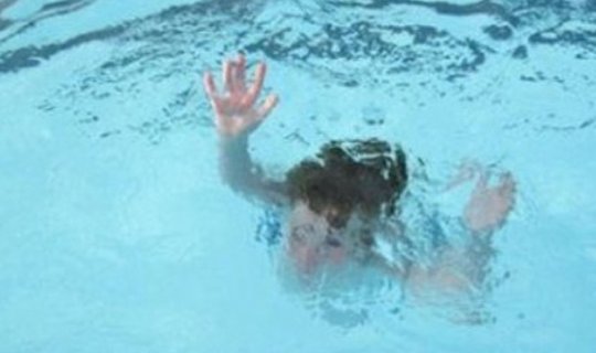 6 yaşlı azərbaycanlı qız hovuzda boğuldu