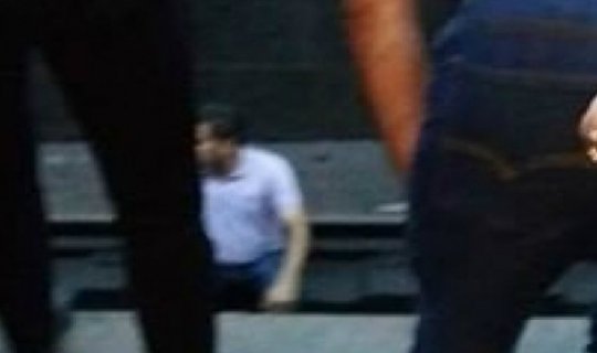 Bakı metrosunda kişi relslərin üstünə yıxıldı