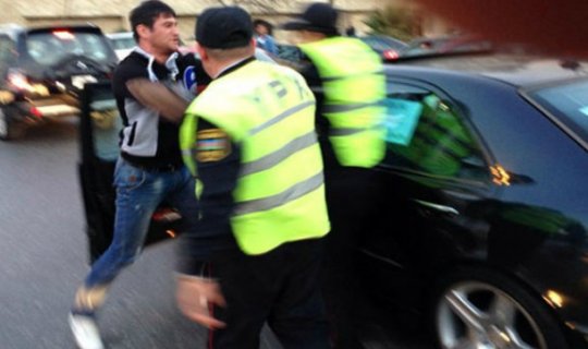 Tovuzda “Niva”nın sürücüsü polisi təpiklədi, paqonunu cırdı