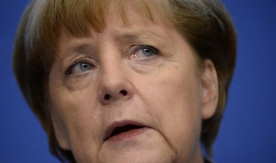 Xanım Merkelin böyründəki azərbaycanlı fırıldaqçı
