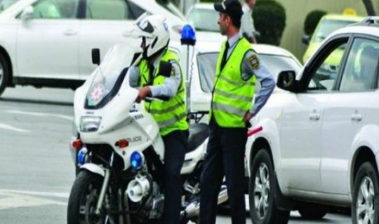 Yasamalda yol polisinin idarə etdiyi motosiklet aşdı