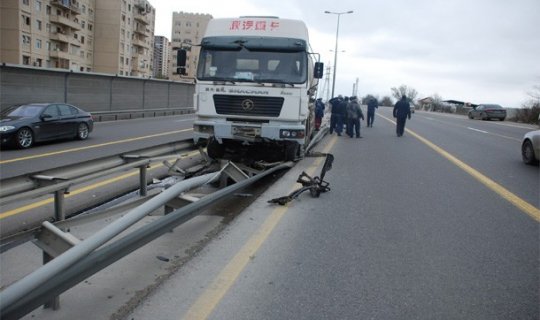 Avtomobil qəzası yol təsərrüfatına ciddi ziyan vurdu