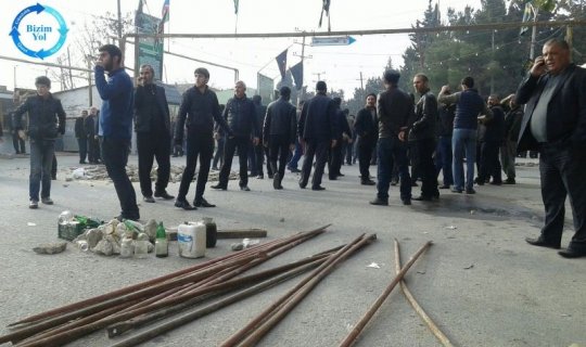 Nardaranda bir qrup iğtişaşçı armatur, lom və dəyənəklərlə silahlanıb