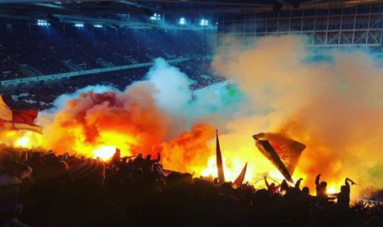 Erməni futbolçu meydana çıxan zaman Türkiyə bayraqları yandırıldı