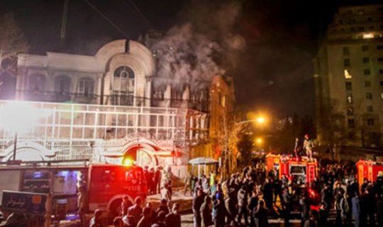 İranda səfirlik yandırıldı