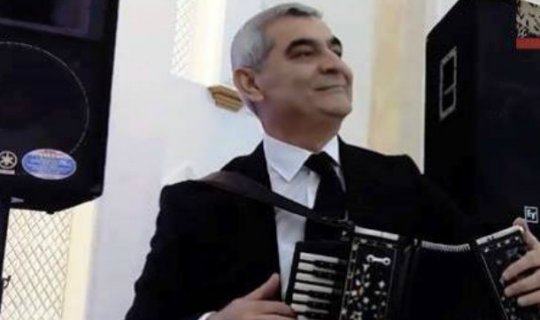 Türk diplomat Bakıda toyda qarmon çaldı