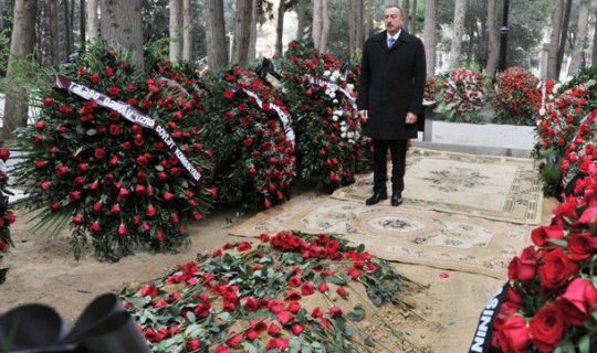 İlham Əliyev əmisinin məzarını ziyarət etdi