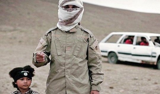 Dörd yaşlı İŞİD-çi girovları edam edir