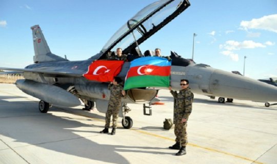 Azərbaycan və Türkiyə hərbi pilotları uçuş keçirdi