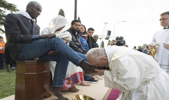 Papa miqrantların ayağını yudu, öpdü