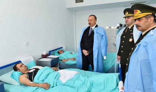 Azərbaycan prezidenti yaralı hərbçilərə baş çəkdi