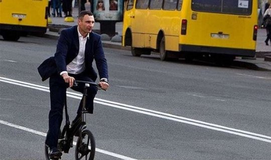 Kiyevin meri velosipeddən yıxıldı