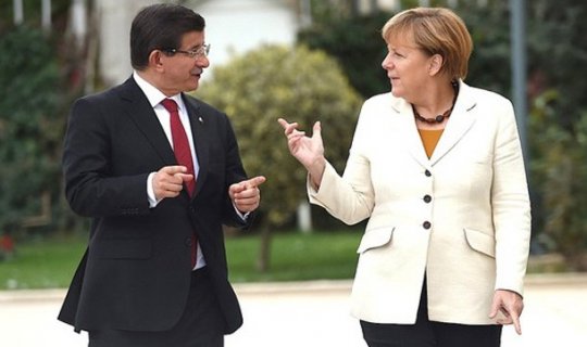Merkel suriyalılara görə Türkiyəyə gedib