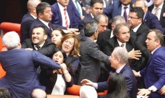 Türkiyə parlamentində əlbəyaxa dava