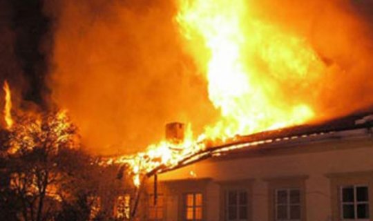 Yevlaxda ev yandı