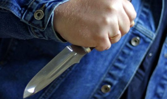 Şəmkirdə 25 yaşlı oğlan bacısını bıçaqladı