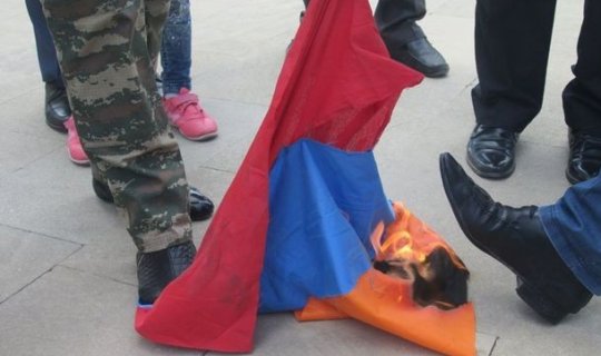 Bakıda Ermənistan bayrağı yandırıldı