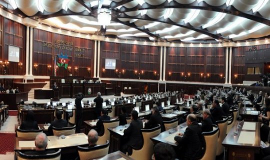 Milli Məclisin qeyri-adi iclası: deputatlar uşaqlarla bir arada