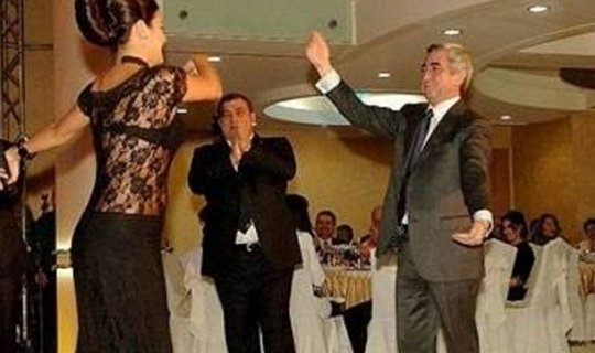 Serj Sarkisyan azərbaycanlı milyarderin restoranında Azərbaycan mahnısına oynadı