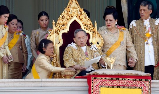 Tailandlılar krallarının hakimiyyətə gəlişinin 70 illiyini bayram edirlər