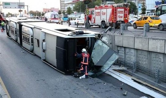 İstanbulda metrobus aşdı
