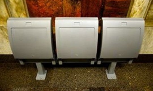 Metroda yeni oturacaqların quraşdırılmasına başlandı