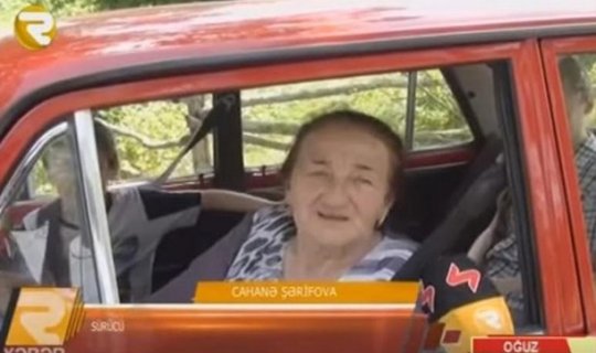 Azərbaycanda 70 yaşında taksi sürən nənə