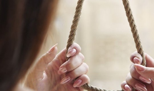 Paytaxtda 41 yaşlı qadın intihar edib