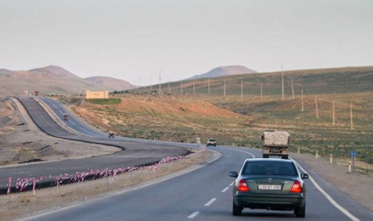 Bu yolda yük maşınları hərəkətə mane olur