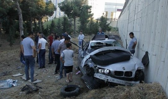 Bakıda dəhşət! Maşın körpüdən aşıb parçalandı